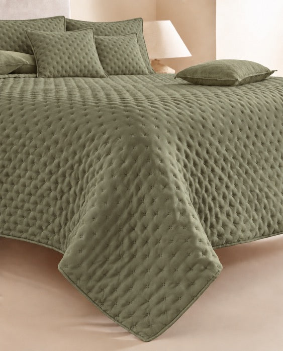 Bedcover Set with 2 Pillow Covers & 2 Cushion Pillows - Maroon