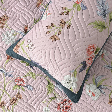 Floral quilt with floral pattern on a pink background