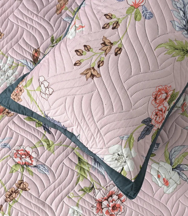 Floral quilt with floral pattern on a pink background